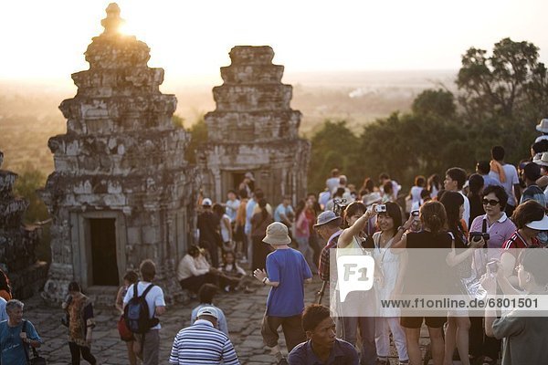 Angkor Wat  Siem Reap  Cambodia  Tourists In The Ancient City Of Angkor  In Northwestern Cambodia  Where Khmer Kings Established Their Capitals From The 9Th To The 12Th Century