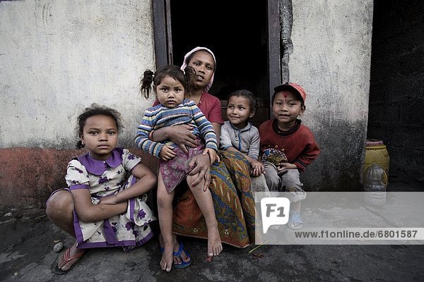 Armut arm arme armes armer Bedürftigkeit bedürftig Mutter - Mensch Nepal Pokhara