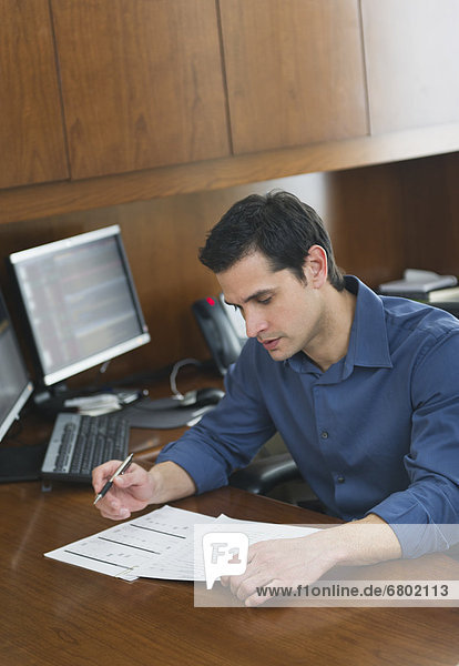 Kaufmann Writing sich auf dem Schreibtisch