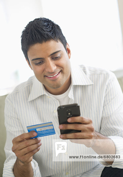 Mann  halten  Kredit  Smartphone  Kreditkarte  Karte