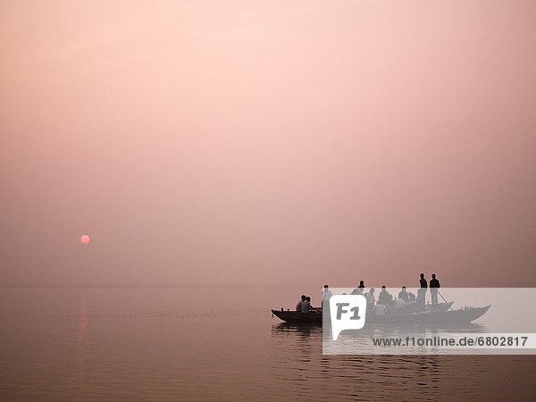 Mensch  Menschen  Sonnenuntergang  Boot  Fluss  Ganges  voll  Indien  Varanasi
