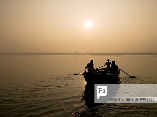 Mensch  Menschen  Sonnenuntergang  Fluss  Kanu  Ganges  Indien  Varanasi