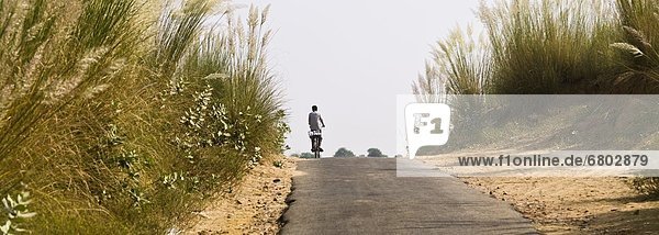 Ländliches Motiv  ländliche Motive  Junge - Person  fahren  Fernverkehrsstraße  vorwärts  Indien  Rajasthan