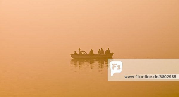 Mann  Fluss  Kanu  Rudern  Indien  Varanasi