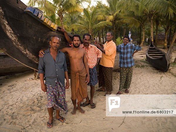 stehend  sehen  Boot  Blick in die Kamera  Fischer  Indien  Kerala