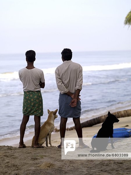 Mann  über  Hund  Meer  2  hinaussehen  arabisch  Arabisches Meer  Indien  Kerala