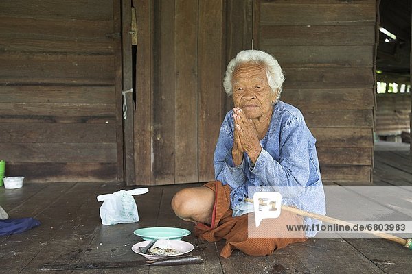 sitzend Frau Boden Fußboden Fußböden Gebet Gericht Mahlzeit
