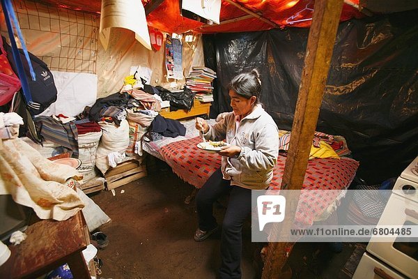 Lima Hauptstadt Armut arm arme armes armer Bedürftigkeit bedürftig Frau Umwelt Verzweiflung essen essend isst Peru