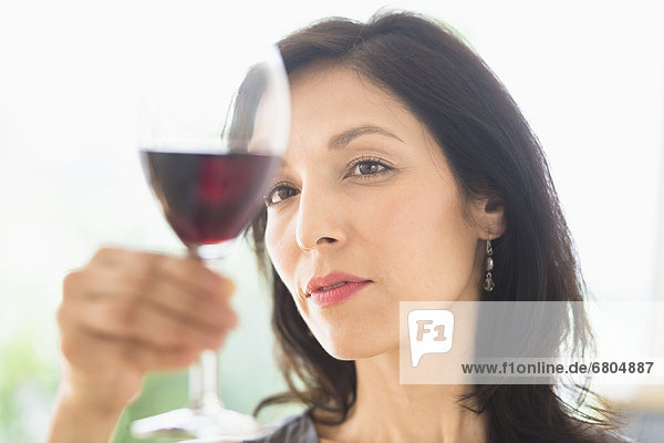 Frau testet Rotwein