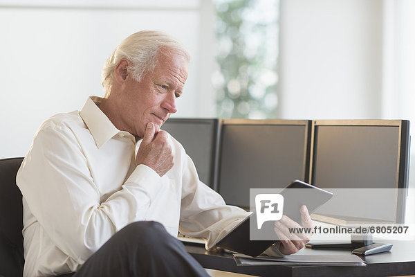 Senior  Senioren  benutzen  Mann  Computer  Tablet PC