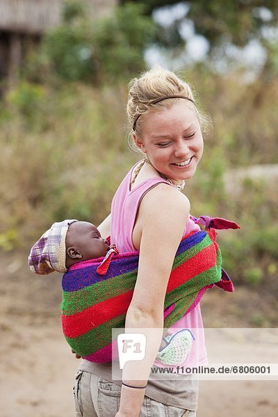 Frau  tragen  jung  Baby  Mosambik  Tragetuch