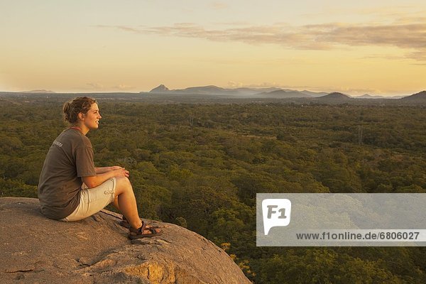 Felsbrocken  Frau  sitzend  Landschaft  über  jung  Afrika  Mosambik