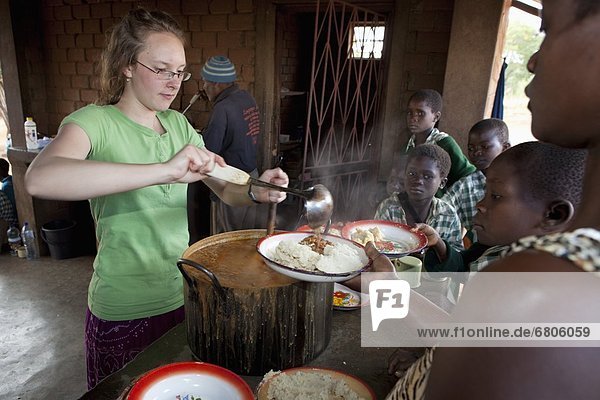 geben  Wärme  Gericht  Mahlzeit  Mädchen  Afrika  Mosambik
