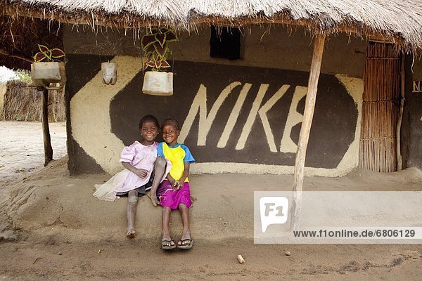 sitzend  nebeneinander  neben  Seite an Seite  Zeichen  streichen  streicht  streichend  anstreichen  anstreichend  2  Afrika  Mosambik  Signal