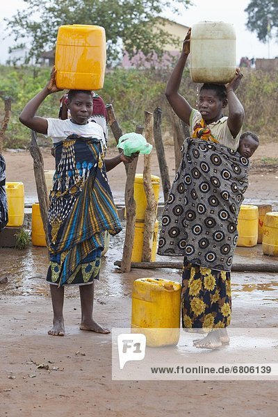 Wasser  Frau  tragen  2  groß  großes  großer  große  großen  Kanne  Afrika  Mosambik
