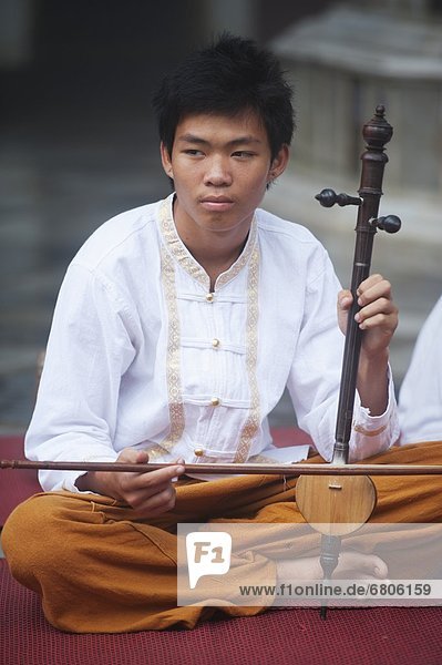 Tradition  Junge - Person  zeigen  Gegenstand  Chiang Mai  thailändisch  Thailand