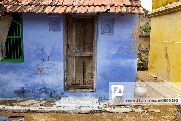 Wohnhaus blau Indien Tamil Nadu Holztür