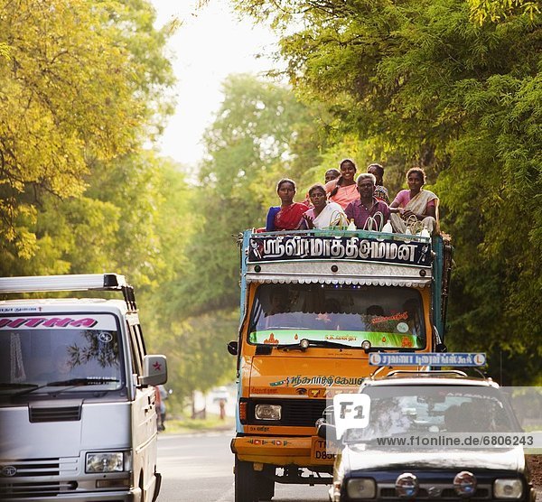 Kleintransporter  Mensch  Menschen  Transport  fahren  hoch  oben  Indien  Tamil Nadu  Lieferwagen