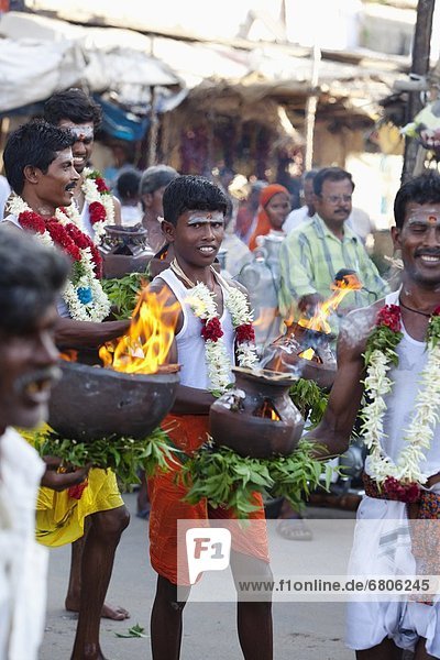 Mann  Fest  festlich  Junge - Person  Straße  Festival  Hinduismus  Indien  Tamil Nadu