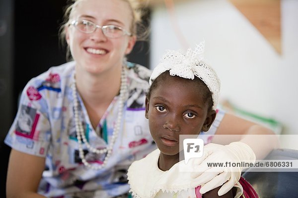sitzend  Krankenhaus  Mädchen  Haiti
