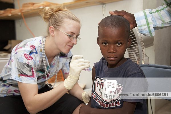 geben  Junge - Person  Impfung  Haiti