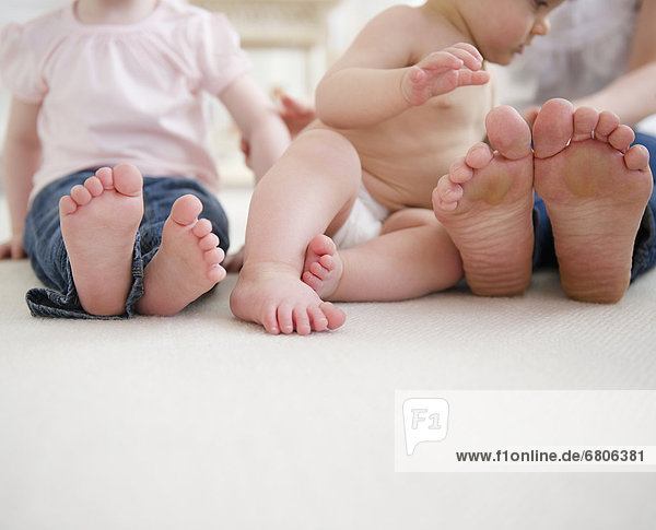 Feet of mother and children (6-11 months  2-3)