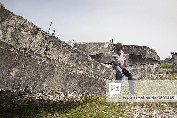 Mann  sitzend  Kollaps  Gebäude  Beton  3  Geschichte  Erdbeben  Haiti