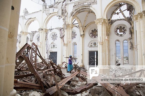 Frau Kathedrale Holz Vernichtung Gegenstand katholisch Haiti