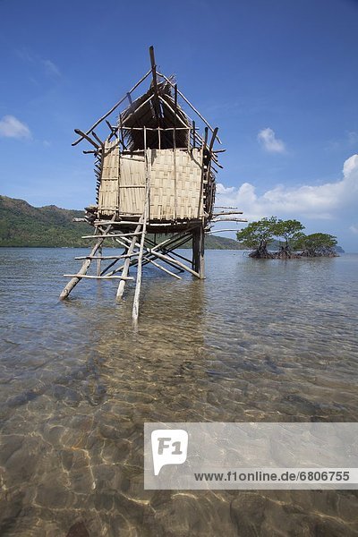 nahe sitzend Wohnhaus klein Dorf Insel angeln Reetdach Philippinen Bucht