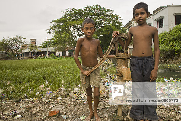 Junge - Person 2 Mittelpunkt Ziehbrunnen Brunnen Bangladesh