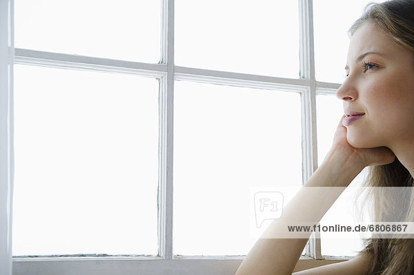 Frau durch Fenster Suchen