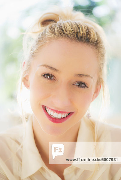 Porträt von lächelnde junge Frau mit blonden Haaren