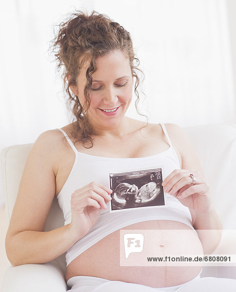 Pregnant woman with ultrasonography scan