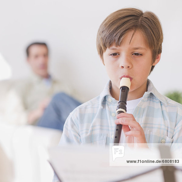Junge - Person  Menschlicher Vater  Hintergrund  10-11 Jahre  10 bis 11 Jahre  Flöte  spielen