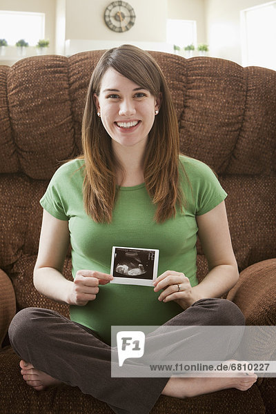 zeigen  Portrait  Frau  Schwangerschaft  scan