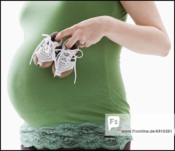 Anschnitt  Frau  Schwangerschaft  Mittelpunkt  schießen  Studioaufnahme  Loch  Baby