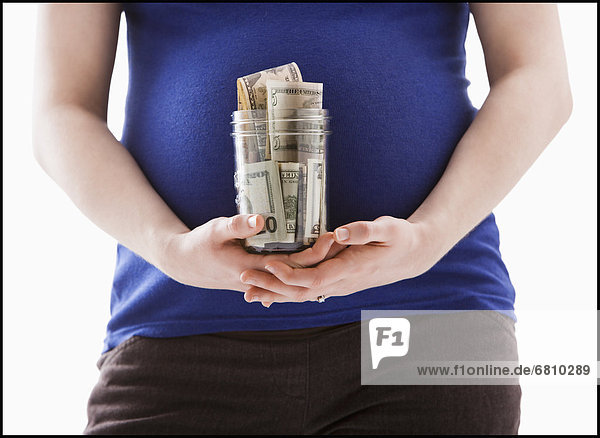 Anschnitt  Frau  Schwangerschaft  Geld  Mittelpunkt  schießen  Studioaufnahme  Loch