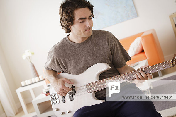 Mann Gitarre jung Elektrische Energie spielen