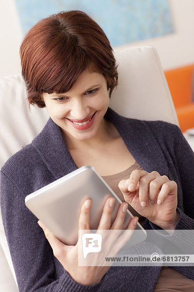 benutzen Frau lächeln Tablet PC