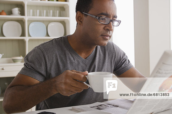 Mann  reifer Erwachsene  reife Erwachsene  trinken  Kaffee  Zeitung  vorlesen