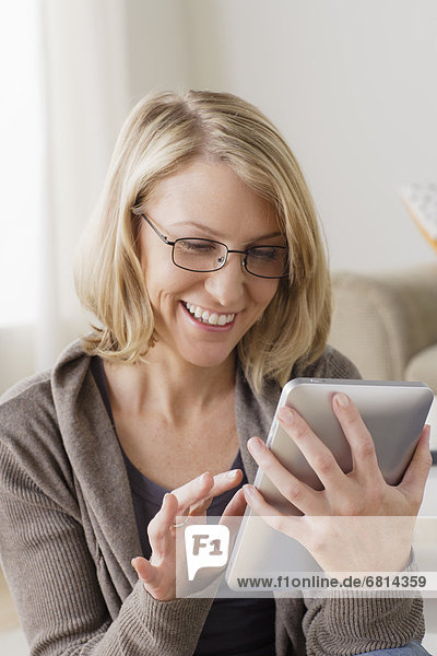 benutzen Frau lächeln Mittelpunkt Tablet PC Erwachsener