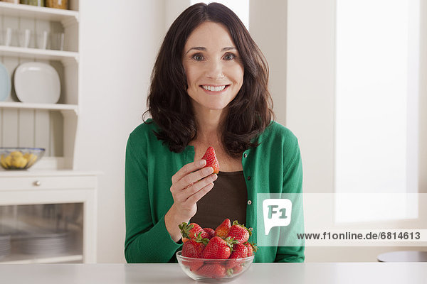 Portrait Frau reifer Erwachsene reife Erwachsene Erdbeere Tisch