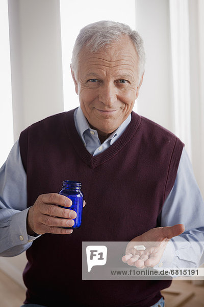 Senior  Senioren  Mann  Gesundheitspflege  halten  Flasche