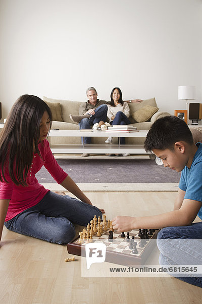 sehen  Couch  Menschliche Eltern  Spiel  Schach  spielen  Geschwister