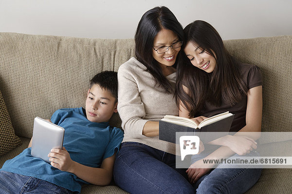 Familie liest zusammen