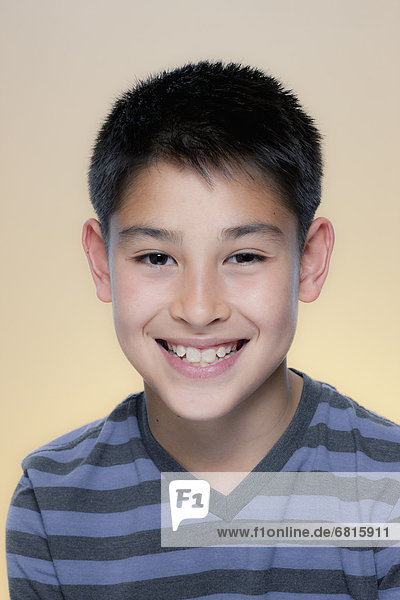 Portrait  lächeln  Junge - Person  T-Shirt  Streifen