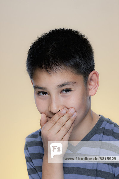 Portrait  lachen  Junge - Person  bedecken