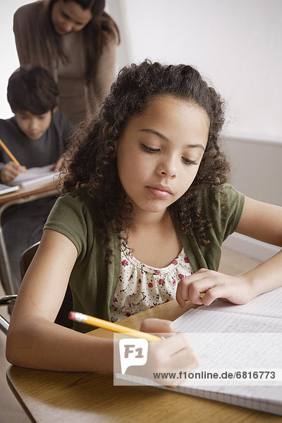 Bleistift  Junge - Person  halten  Hintergrund  Lehrer  Schülerin  12-13 Jahre  12 bis 13 Jahre  10-11 Jahre  10 bis 11 Jahre