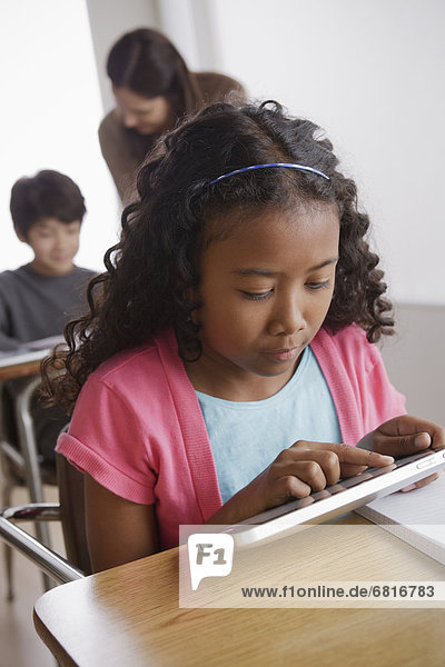 Junge - Person  halten  Hintergrund  Lehrer  Schülerin  Tablet PC  12-13 Jahre  12 bis 13 Jahre  10-11 Jahre  10 bis 11 Jahre