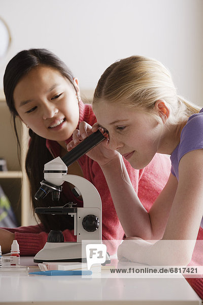 Jugendlicher  arbeiten  Mädchen  13-14 Jahre  13 bis 14 Jahre  Mikroskop